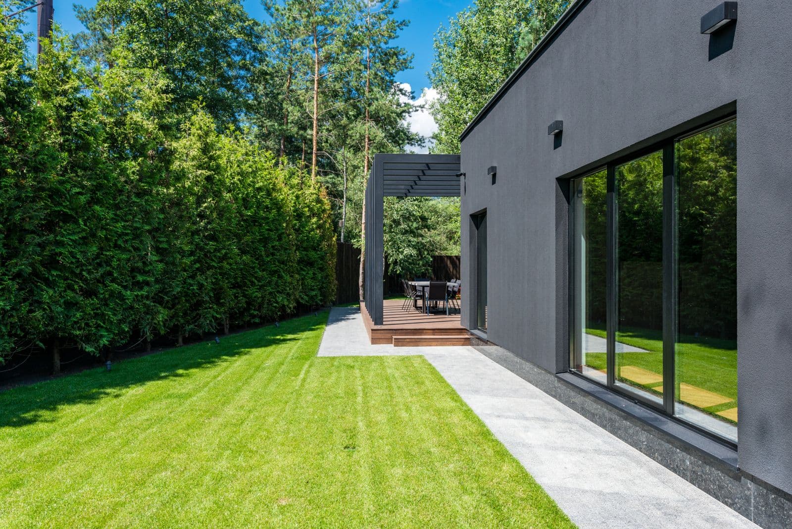 Fachada moderna con puertas y ventanas