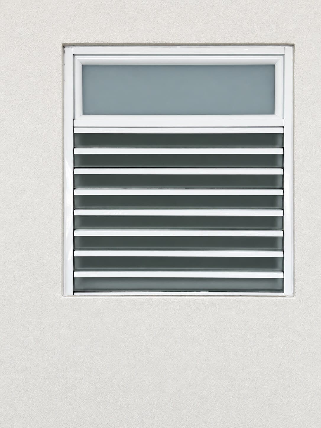 Ventana de Aluminio con Paneles Horizontales