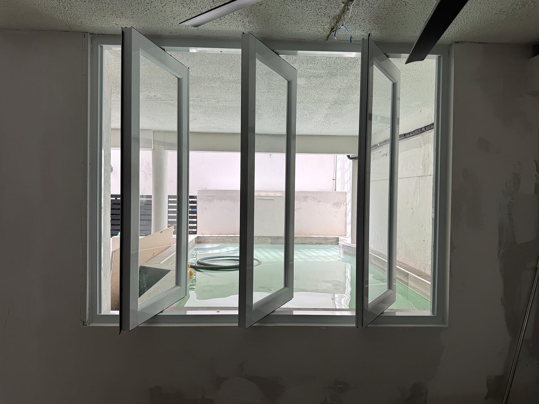 Ventana Flotante Triple Blanca