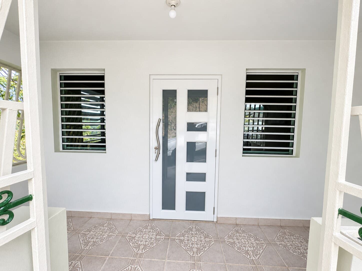 Proyecto de Entrada Blanca con Ventanas Celosía