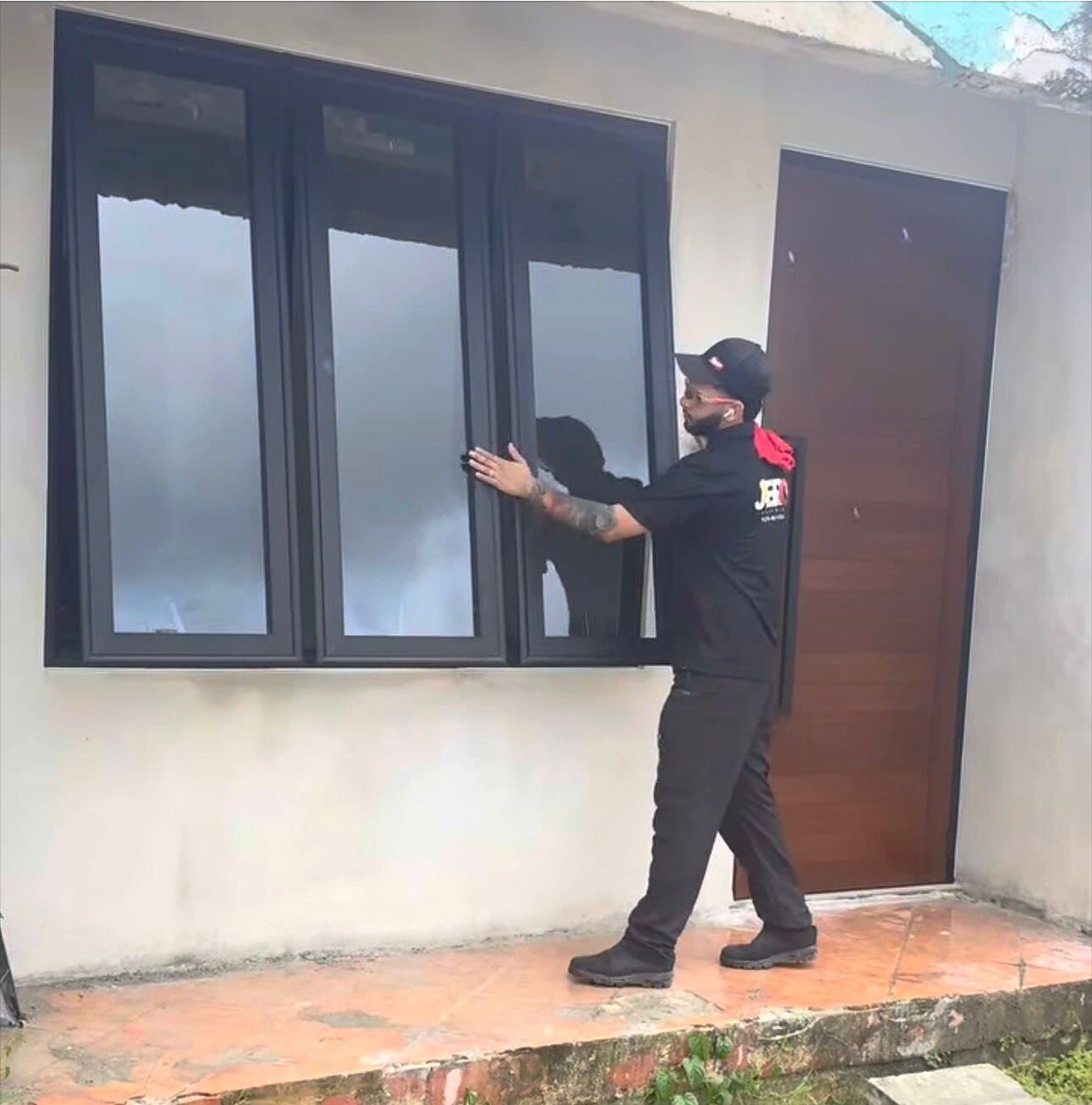 Ventana Proyectable Triple Negra