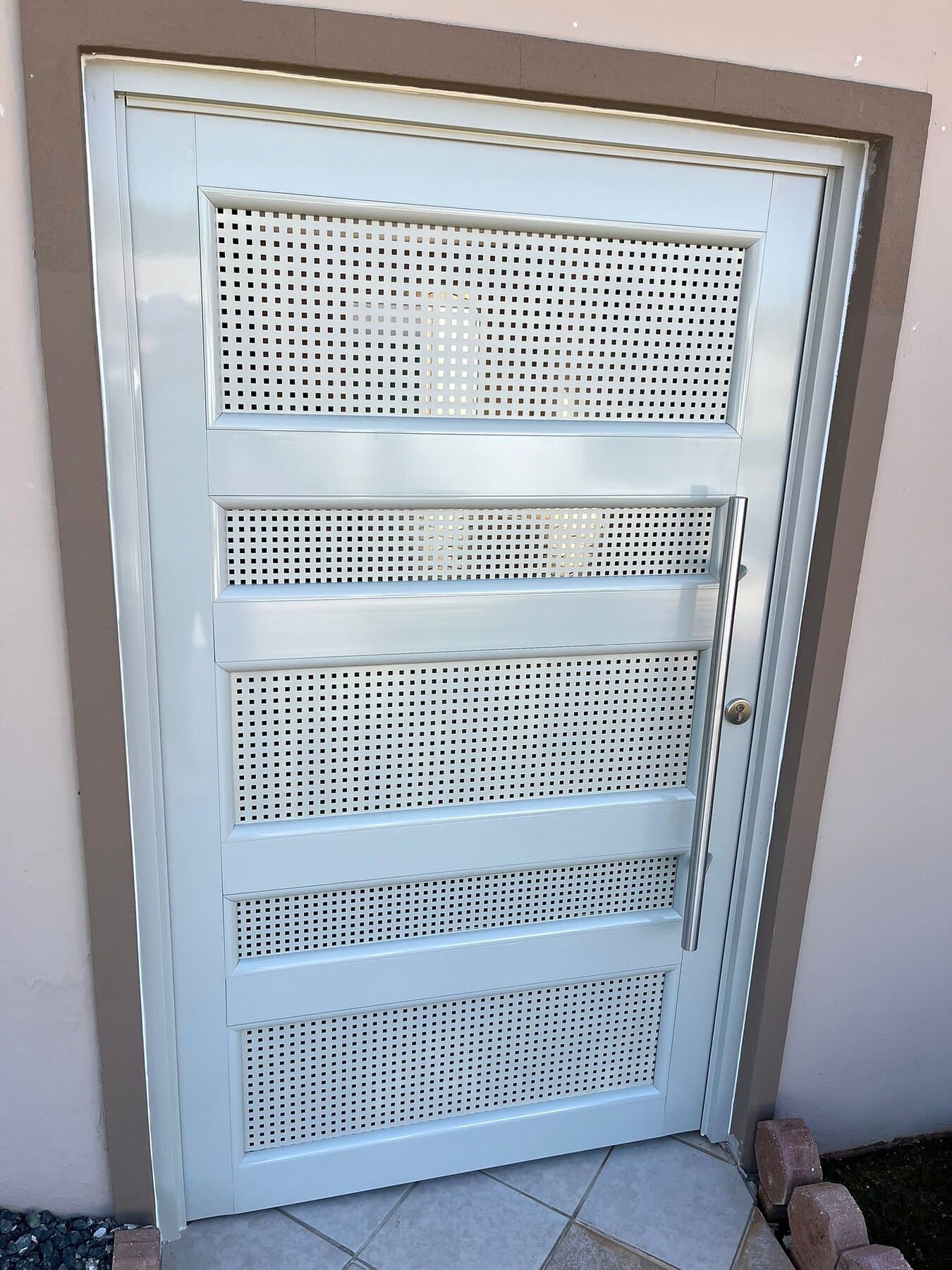 Puerta Blanca con Panel Perforado
