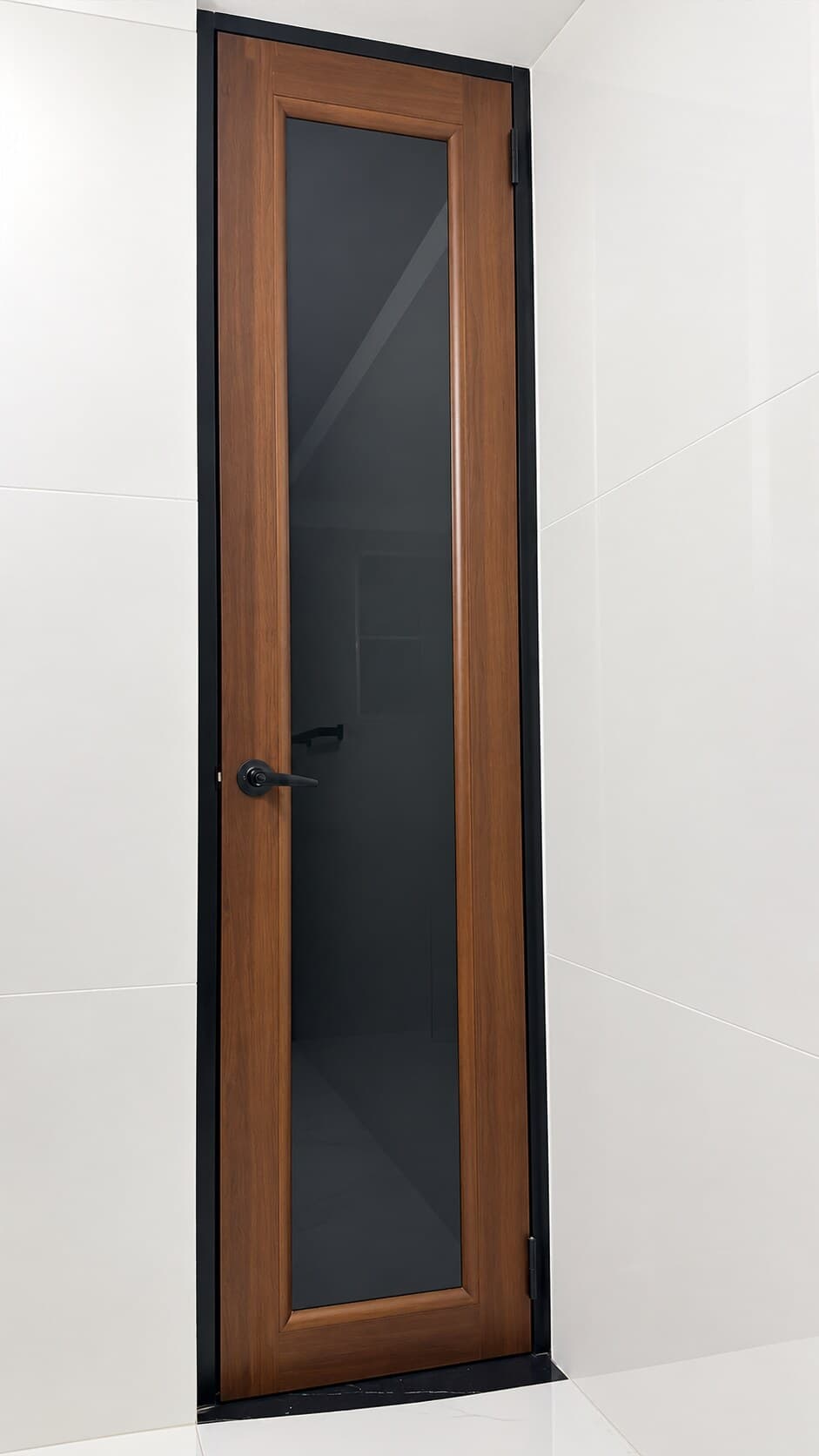 Puerta Angosta Nogal con Cristal Oscuro